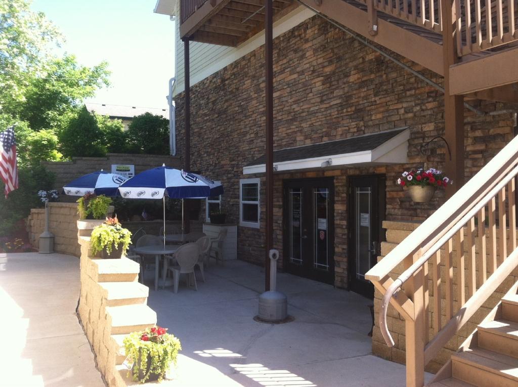 Price Pointe Inn ウォキショー エクステリア 写真