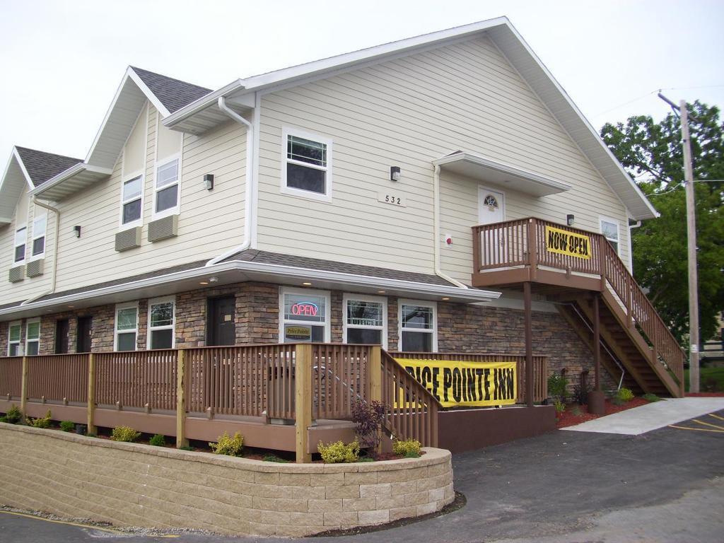 Price Pointe Inn ウォキショー エクステリア 写真