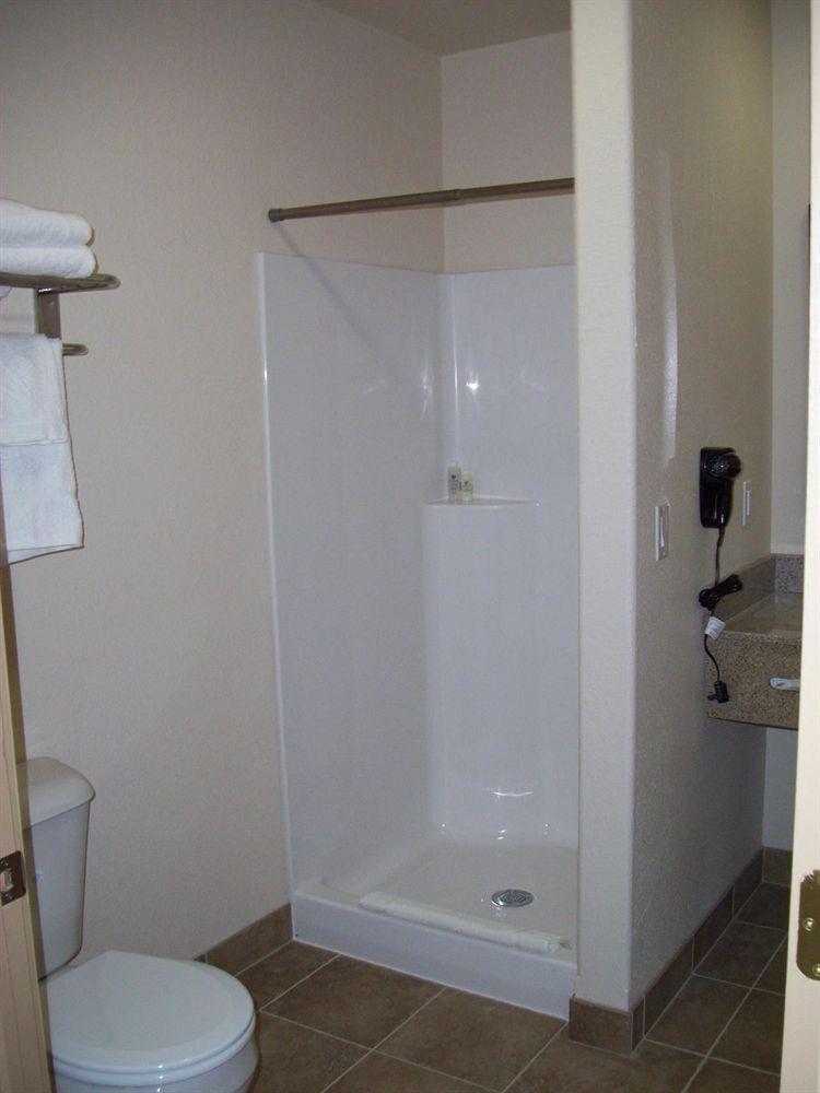 Price Pointe Inn ウォキショー エクステリア 写真