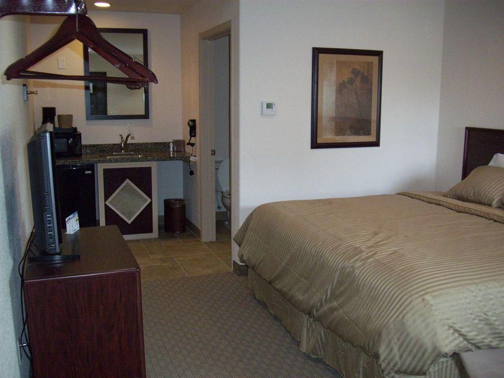 Price Pointe Inn ウォキショー エクステリア 写真