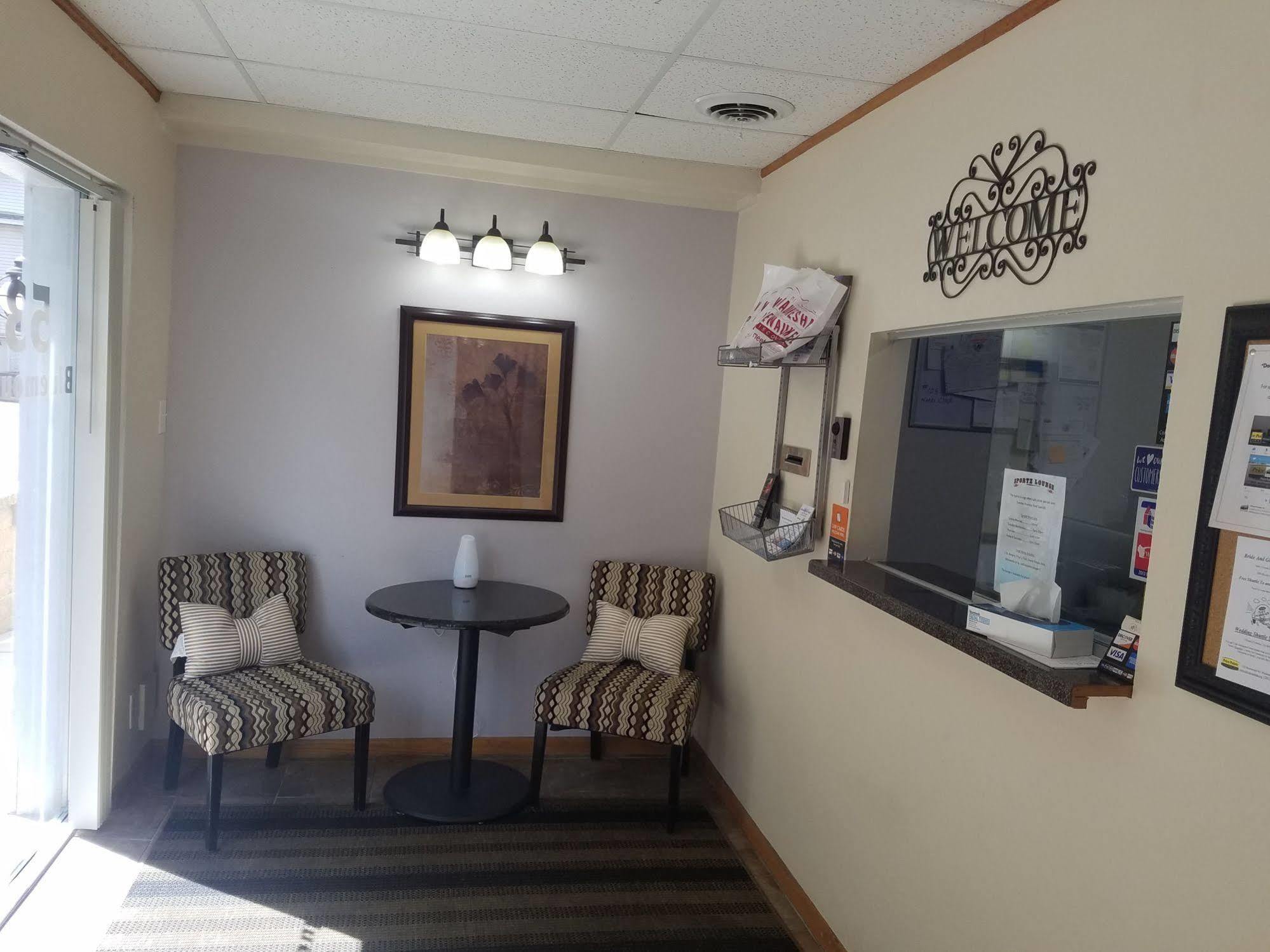 Price Pointe Inn ウォキショー エクステリア 写真