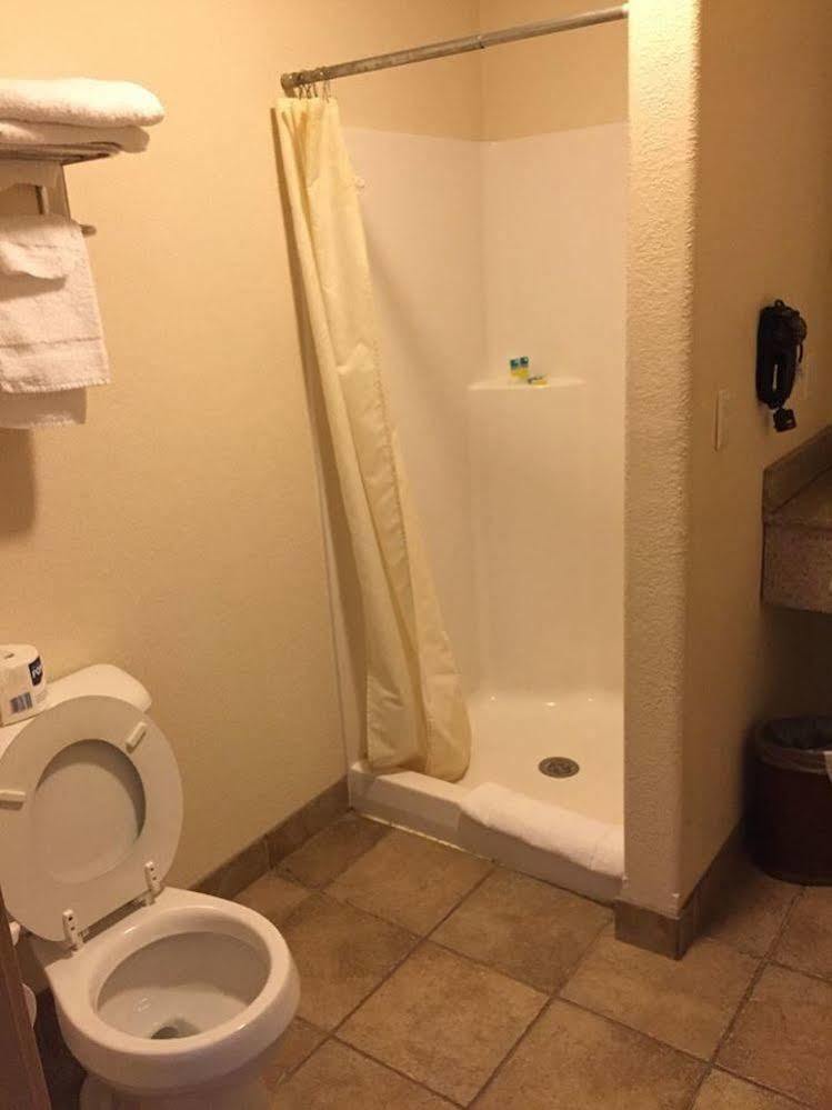 Price Pointe Inn ウォキショー エクステリア 写真