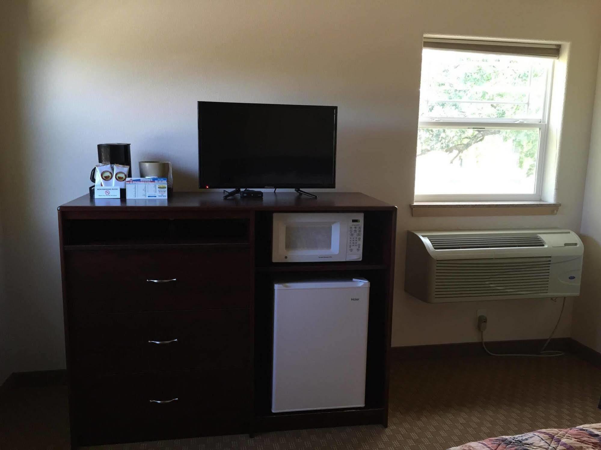 Price Pointe Inn ウォキショー エクステリア 写真