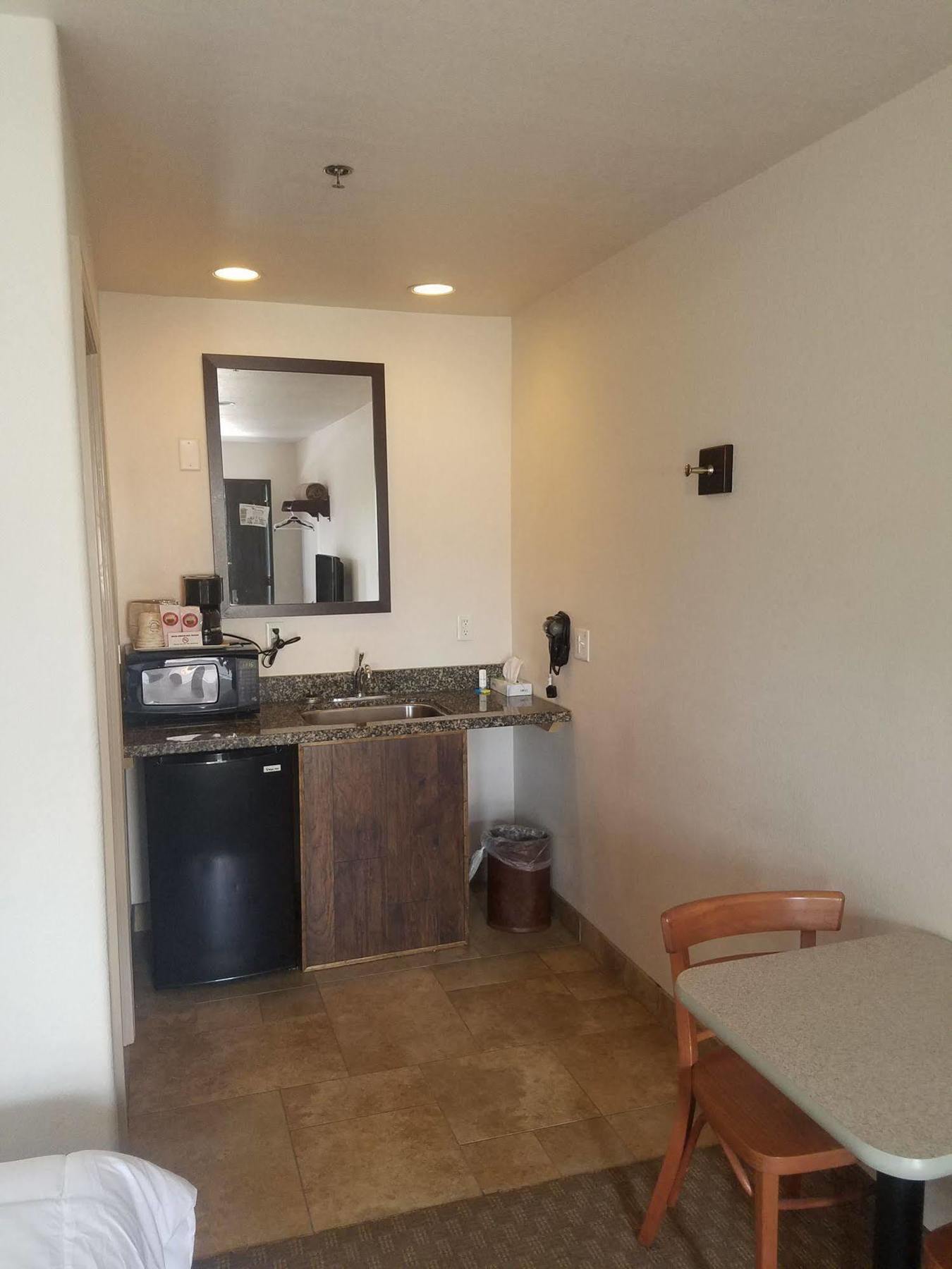 Price Pointe Inn ウォキショー エクステリア 写真